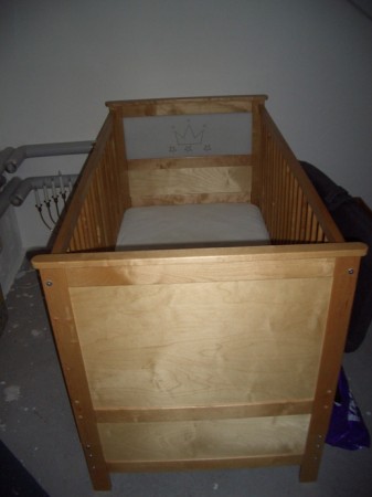 Markenkinderbett für Fr. 120.- und div. Bettzubehör wie Schlafsäcke, Bettwäsche ect.